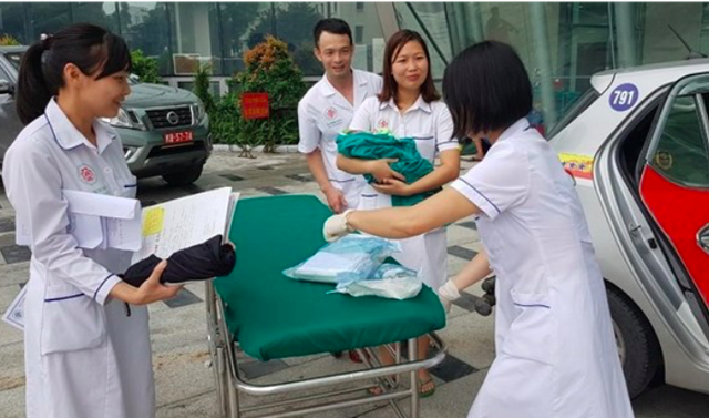 Chạy đến viện không kịp, sản phụ trẻ tuổi 'đẻ rơi' con trai trên taxi
