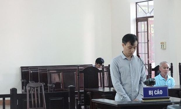 Trộm 3.000 USD và 15 cây vàng trong ngăn kéo bàn làm việc đồng nghiệp