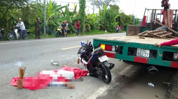 Tông vào đuôi xe cẩu, nam thanh niên chết tại chỗ