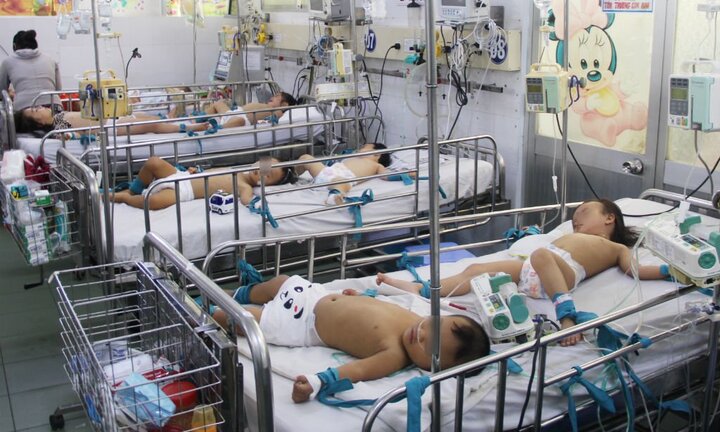 Trẻ nhập viện vì tay chân miệng tăng đột biến: Căng tin biến thành phòng bệnh