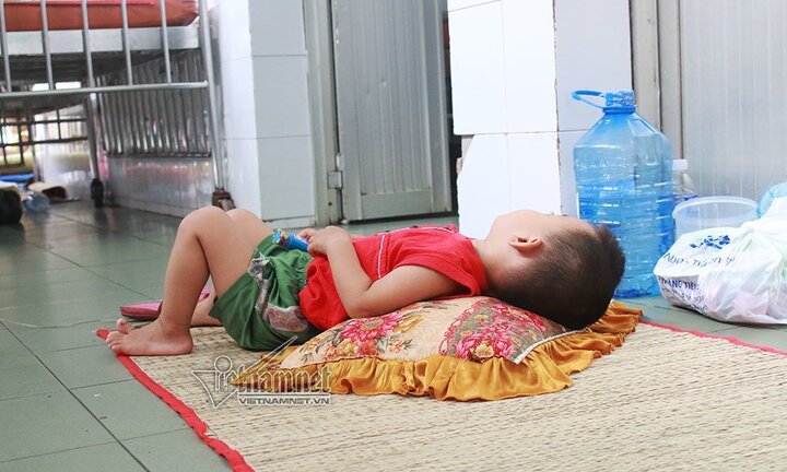 Hành lang là giường, nền nhà là mâm cơm, xót ruột nghe trẻ rên la vì tay chân miệng