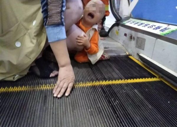 Xót xa bé trai 2 tuổi bị kẹt dương vật ở thang cuốn siêu thị