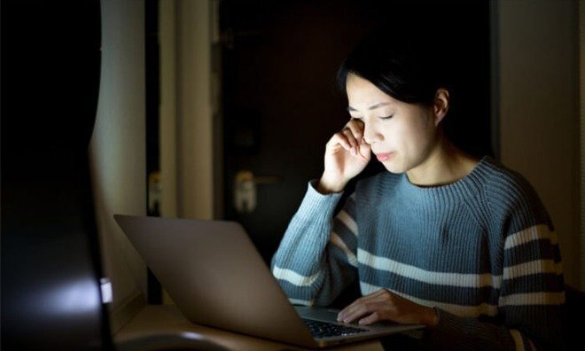 Người phụ nữ suýt bị mù vì xem 70 tập phim suốt 1 tuần