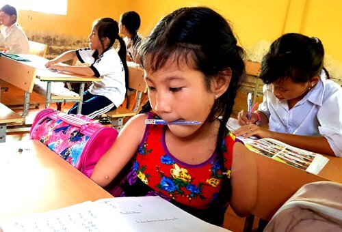 Nghị lực phi thường của cô bé 'chim cánh cụt' ở miền Tây, ai biết cũng phải cảm phục