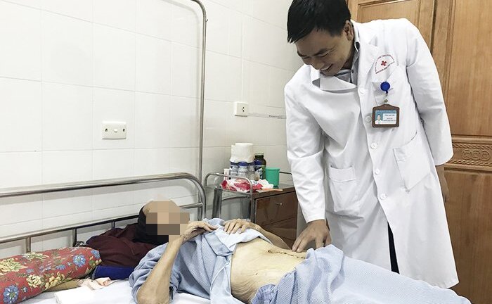 Phẫu thuật cắt khối u nặng hơn 4kg trong bụng cụ bà 101 tuổi