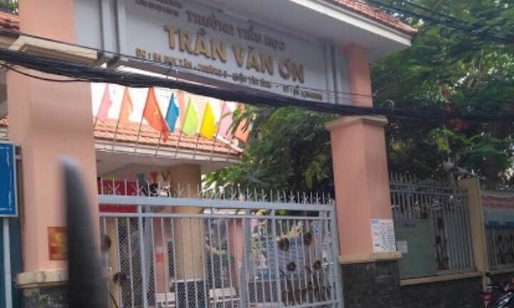 Cô giáo tiểu học bắt học sinh tự tát 32 cái