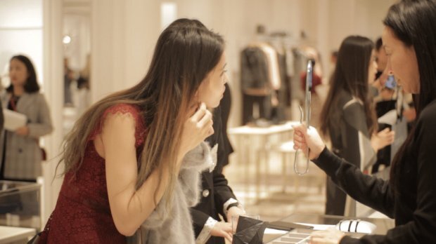 Hé lộ bí mật sau những chuyến mua sắm đặc biệt của du học sinh Trung Quốc tại Mỹ