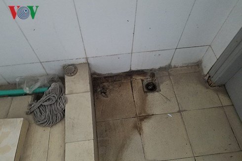 Gần nghìn học sinh nhưng trường ở Hà Nội chỉ có 2 nhà vệ sinh