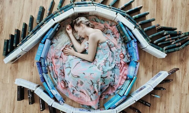Ảnh: Cô gái gây sốt mạng xã hội nhờ chụp ảnh sáng tạo với hàng trăm cuốn sách