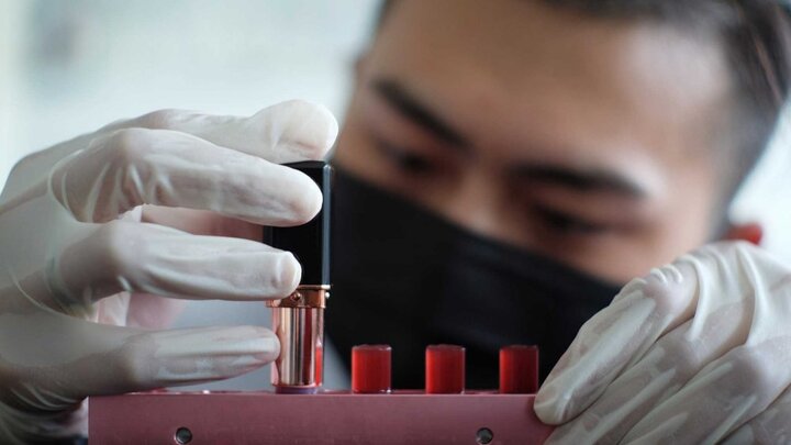 Chàng sinh viên tự chế son môi ăn ngon như kẹo tặng bạn gái