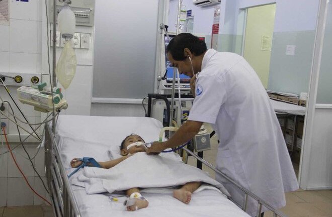 Bị tay chân miệng độ nặng nhất, hai bé trai ở miền Nam phải lọc máu