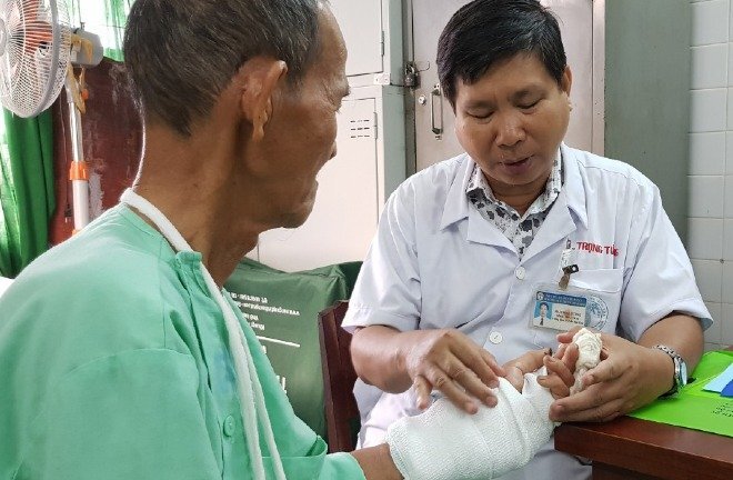 Việt Nam lần đầu nối mạch máu không cần kim khâu