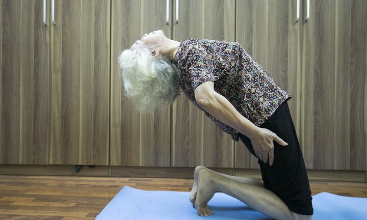 Cụ bà 70 tuổi uốn dẻo như thiếu nữ, sau 20 năm tập yoga Tây Tạng