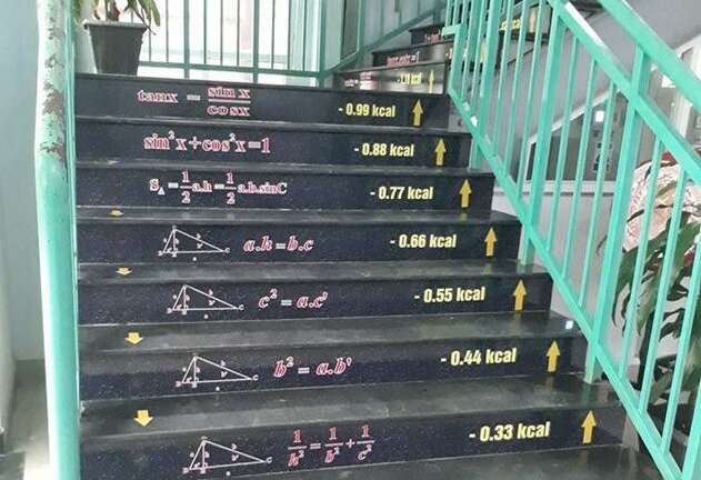 Trường học ở Hà Nam dán công thức Toán lên cầu thang giúp trò ôn bài