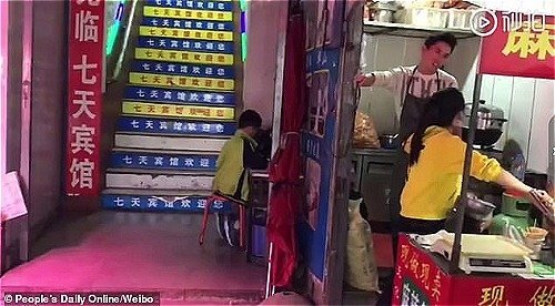 Học bài dưới chân cầu thang tối, cậu bé ở Trung Quốc vẫn đạt điểm cao nhất
