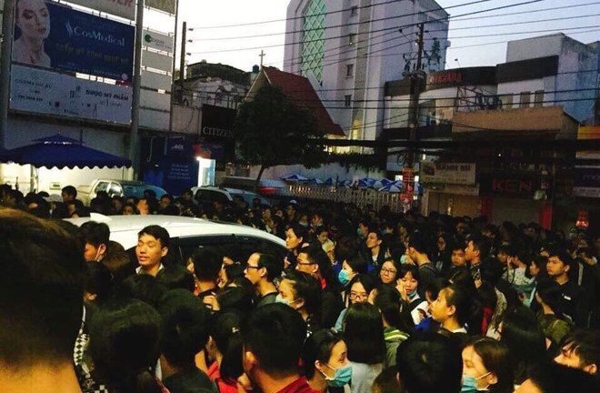 Sinh viên Sài Gòn thức trắng đêm, chen chúc đăng ký thi TOEIC