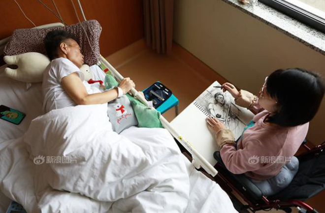 Nhật ký bằng tranh của cô gái chăm bố mẹ đều bị ung thư