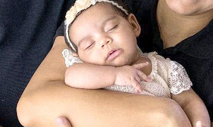 Ảnh: Bé gái ra đời nhờ tử cung hiến tặng chuẩn bị đón Giáng sinh