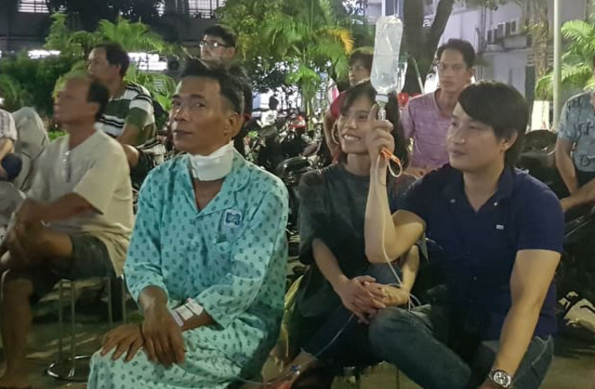 Bệnh nhân ung thư mang chai truyền dịch cổ vũ tuyển Việt Nam