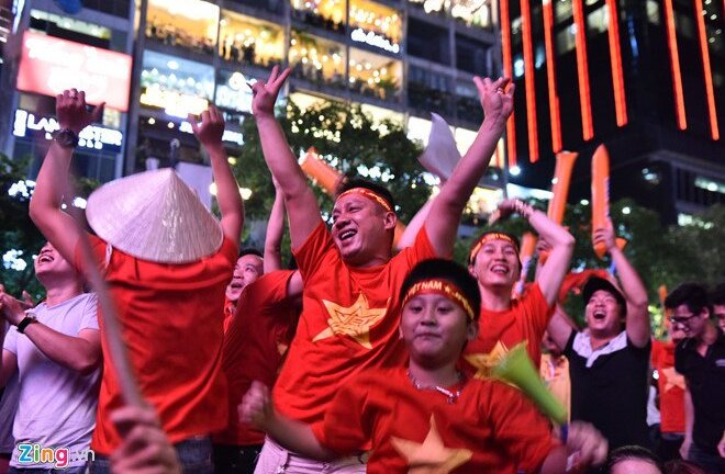 Cách giúp bạn tỉnh táo sau một đêm 'đi bão' ăn mừng chiến thắng của đội tuyển Việt Nam