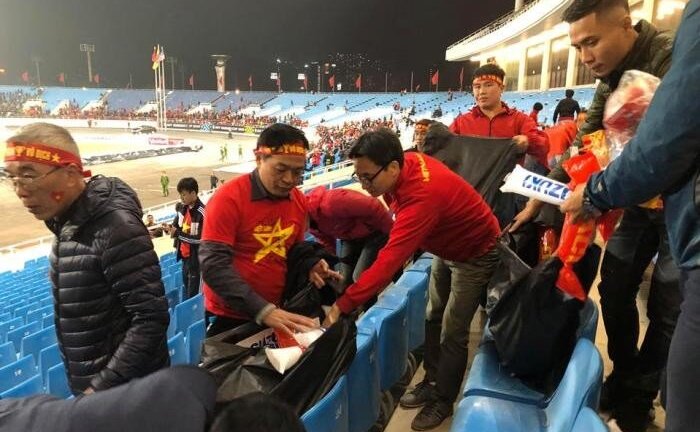 Phó Thủ tướng Vũ Đức Đam tham gia dọn rác khán đài B sau trận chung kết AFF Cup