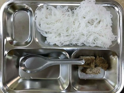 Phụ huynh tố cơm bán trú 'miếng giò to bằng viên tẩy', nhà trường phủ nhận