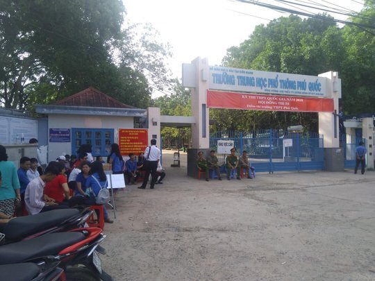 Thầy giáo làm lộ đề thi từng kiểm tra 15 phút trùng với bài tại lớp học thêm