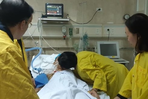 Nụ hôn vĩnh biệt ấm áp lòng người ở lại