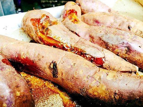 Khoai nướng nóng hổi đắt khách ngày Hà Nội rét đậm