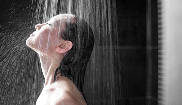 Thói quen tắm gội vào đêm nguy hiểm thế nào?