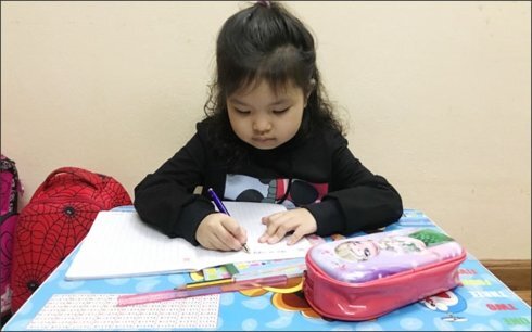 Muốn trẻ tự giác ngồi vào bàn khi đến giờ học, cha mẹ nên tham khảo các cách sau