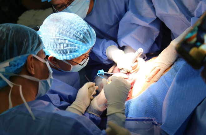 Ca mổ thần tốc thông đường thở em bé mới nhô đầu khỏi bụng mẹ