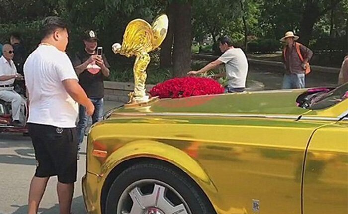 Xe siêu sang Rolls-Royce gắn logo cao nửa mét