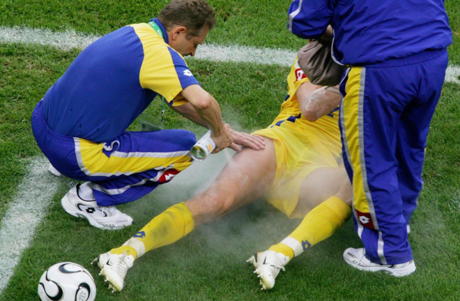 Bình xịt giúp cầu thủ 'hồi phục' ngay lập tức sau va chạm trên sân