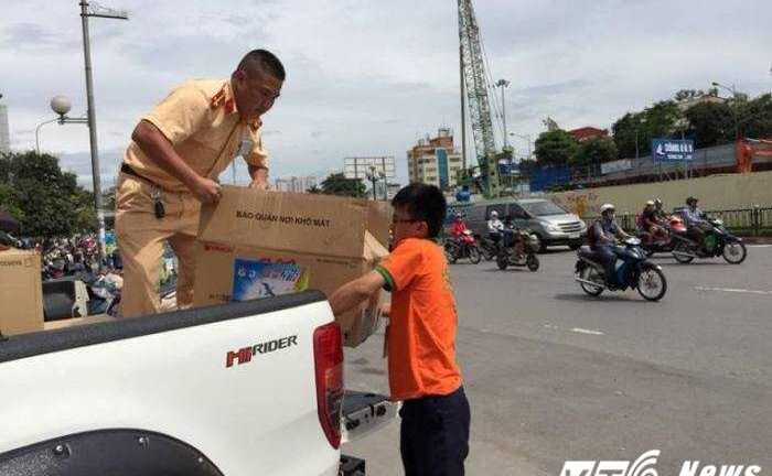 CSGT, nhân viên văn phòng nghỉ làm đi phát cơm miễn phí phục vụ sĩ tử