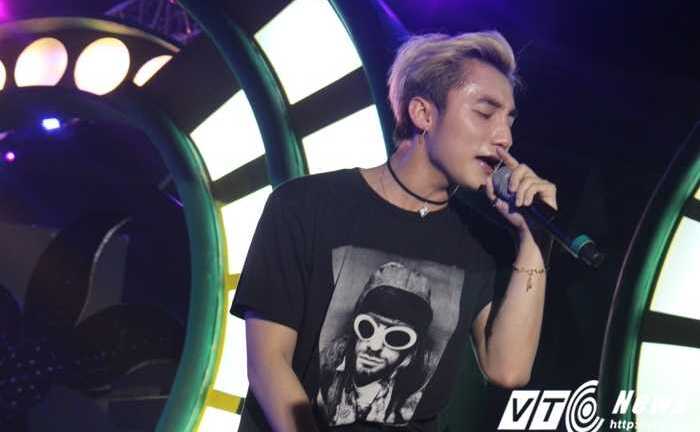 Hơn 20.000 sinh viên 'cháy' hết mình trong đêm diễn của Sơn Tùng M-TP