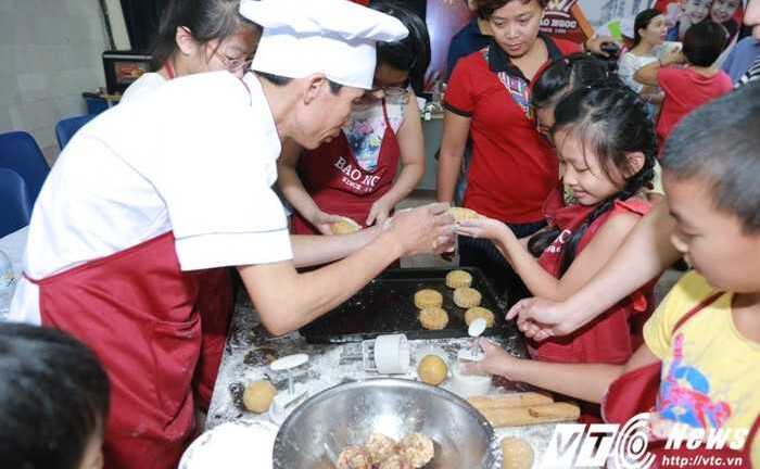 Khám phá lớp học làm bánh Trung thu truyền thống của học sinh Hà thành