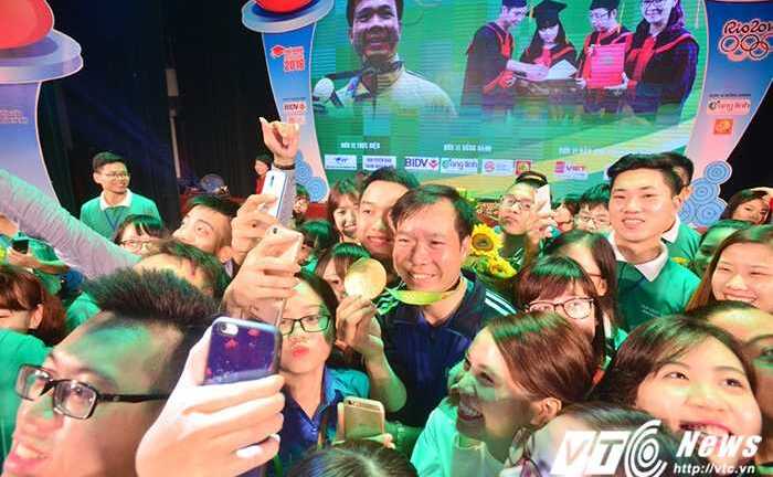 Thủ khoa sinh viên vây kín, chụp ảnh 'tự sướng' cùng xạ thủ Hoàng Xuân Vinh