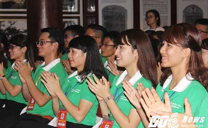 Nữ thủ khoa xinh đẹp ghi danh sổ vàng Văn Miếu năm 2016