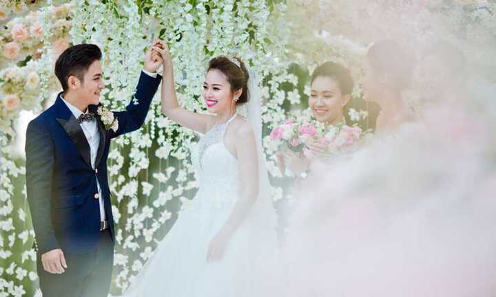 'Hot boy phát thanh viên' gây sốt dân mạng với bộ ảnh cưới lãng mạn