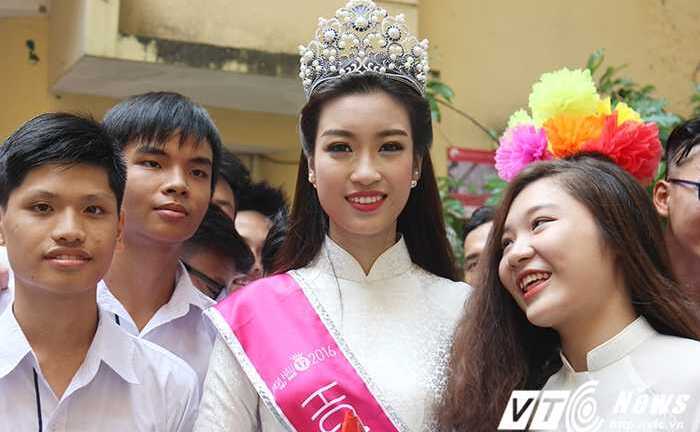 Hoa hậu Đỗ Mỹ Linh nghẹn ngào phát biểu trong lễ khai giảng trường cũ