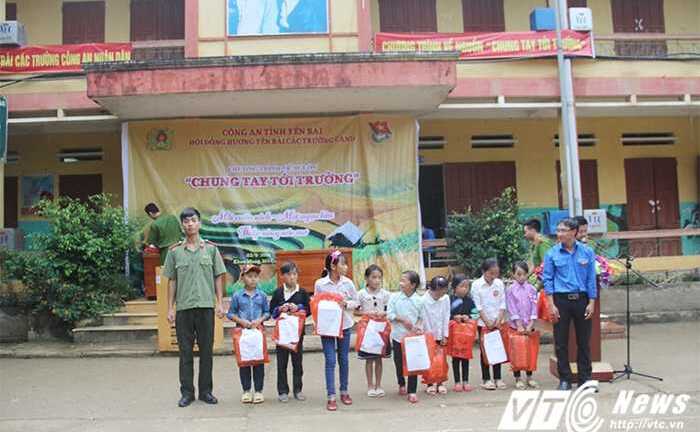 Chiến sĩ trẻ mang hơi ấm đến với trẻ em nghèo Yên Bái đầu năm học mới