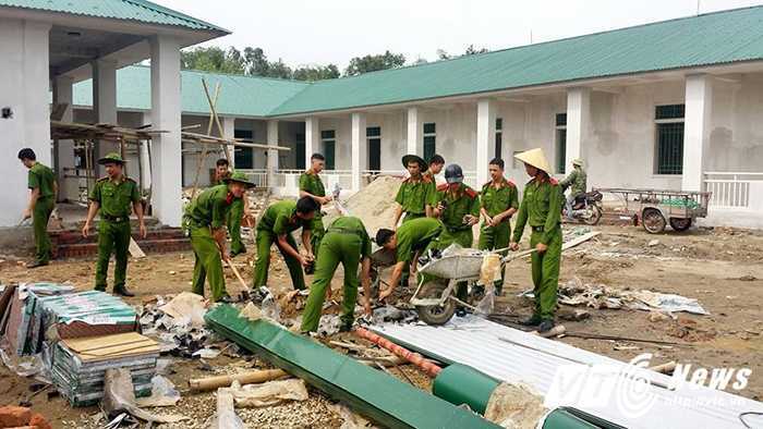 Chiến sỹ cảnh sát trẻ giúp dân xây trường mầm non dưới trời nắng đổ lửa