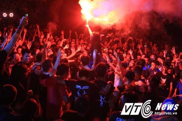 Cảnh tượng cuồng nhiệt chưa từng có của hàng nghìn sinh viên trong đêm hội 'Rock Phương Đông 2016'
