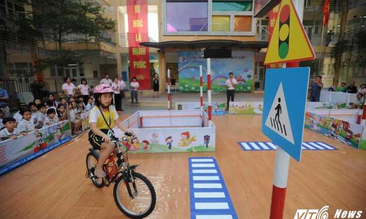 Học sinh tiểu học Hà Nội hào hứng trổ tài đạp xe trên phố