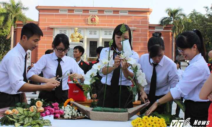 Sinh viên An ninh trổ tài cắm hoa tri ân thầy cô ngày 20/11