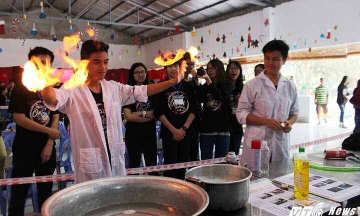 Ảnh: Học sinh Thủ đô làm thí nghiệm khoa học như diễn xiếc