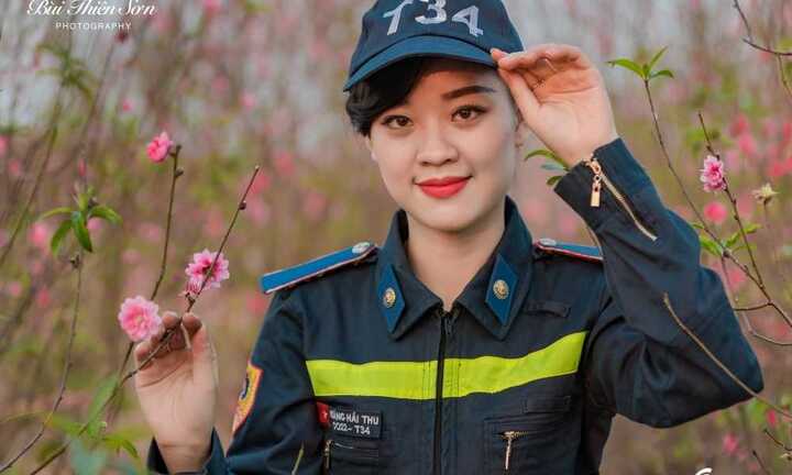 Hot girl ĐH Phòng cháy chữa cháy diện trang phục ngành khoe sắc giữa vườn đào Nhật Tân