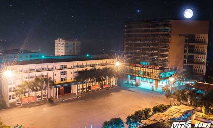 Học viện Cảnh sát nhân dân đẹp lung linh trong đêm