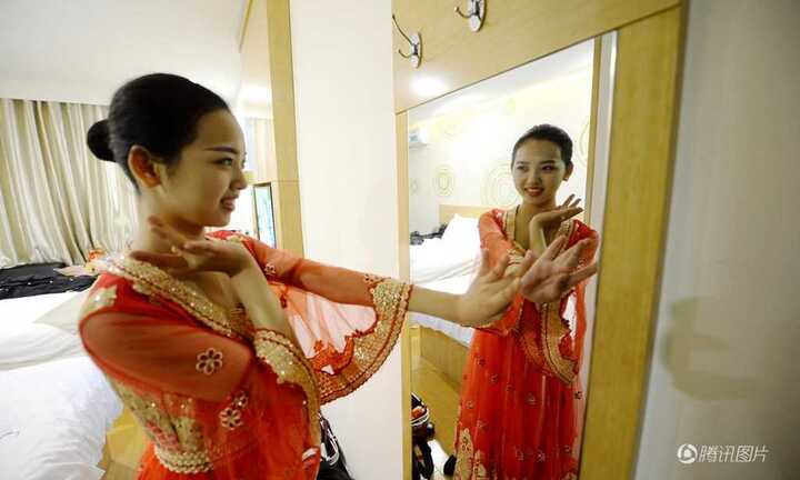 Nữ sinh xinh đẹp dự thi 15 trường nghệ thuật trong nửa tháng